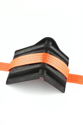 Ochranný roh XXL plastový v rozmeroch 160 x 200 mm. Vhodný pre upínacie pásy (gurtne), zdvíhacie pásy oko-oko alebo kruhové slučky do šírky cca 80 mm. Vhodný ako ochrana pred prerezaním gurtne alebo zdvíhacieho pásu, slučky.